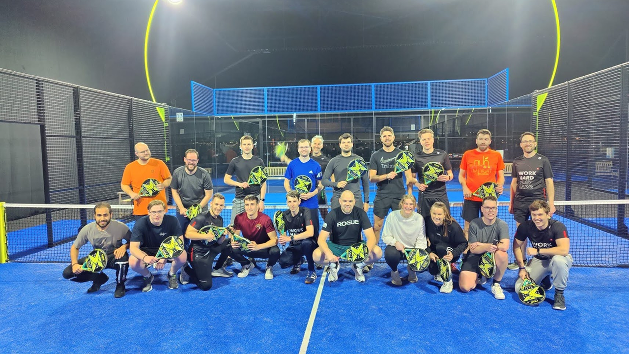 Foto van het Mooore Digital team tijdens het padel uitje.