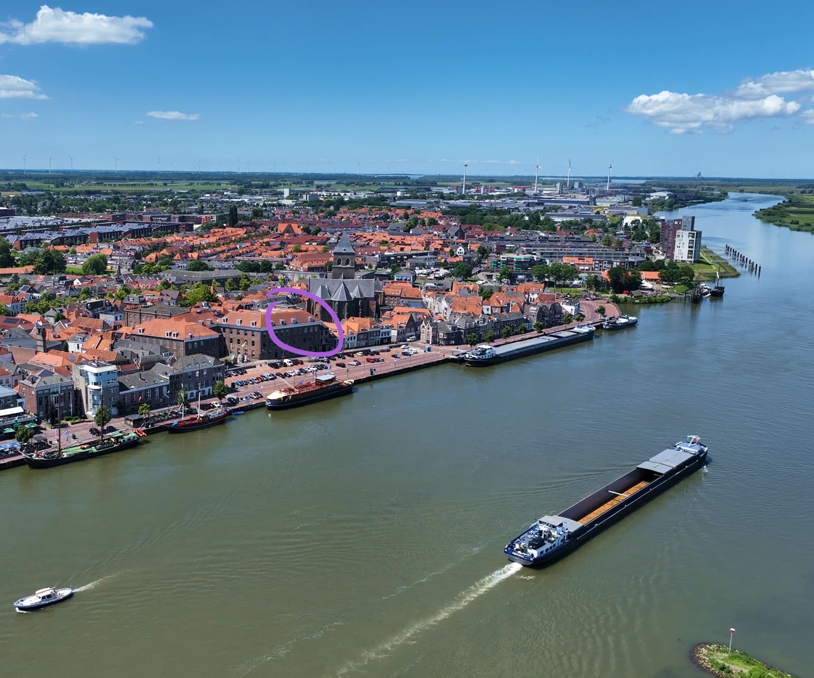 Luchtfoto van het Mooore Digital kantoor aan de Oudestraat in Kampen.