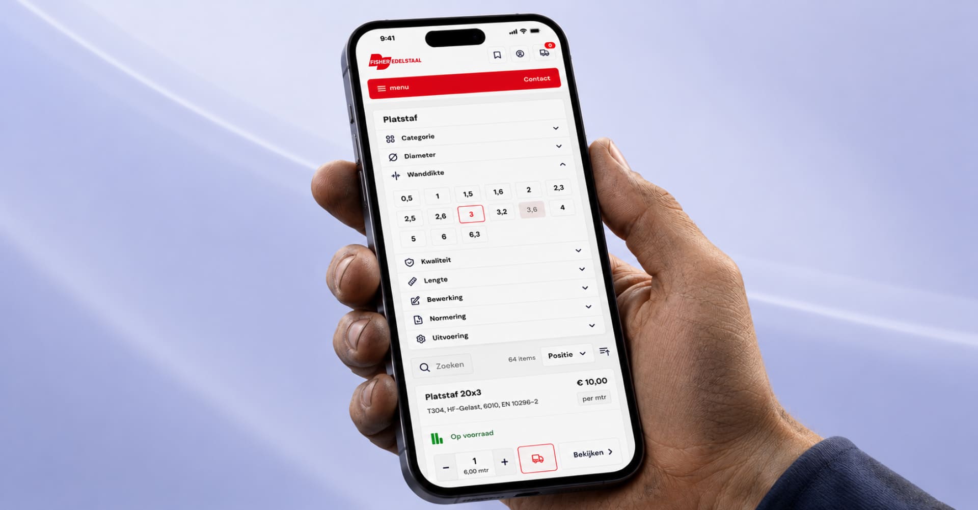 Hand houdt smartphone met Fisher Edelstaal website voor het kiezen van platstaf opties en aankoop.