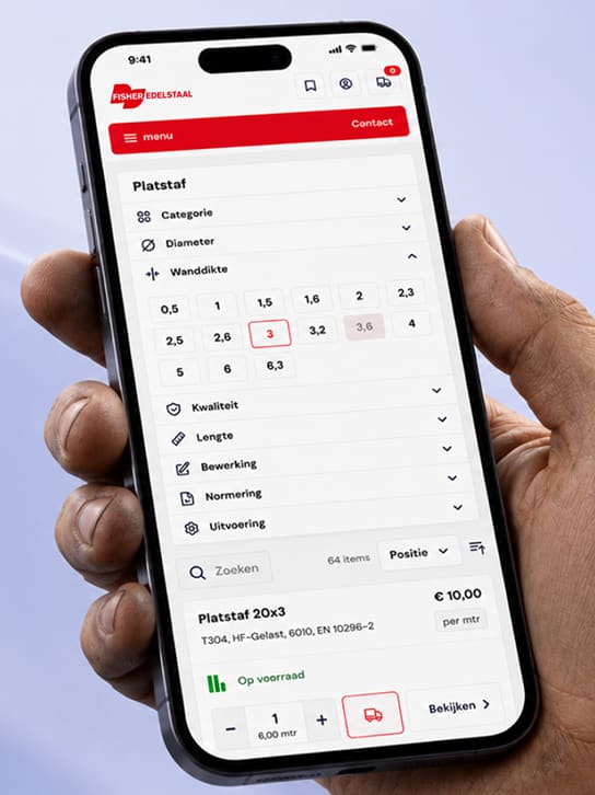Hand houdt smartphone met Fisher Edelstaal app voor het selecteren van platstaf en specificaties.