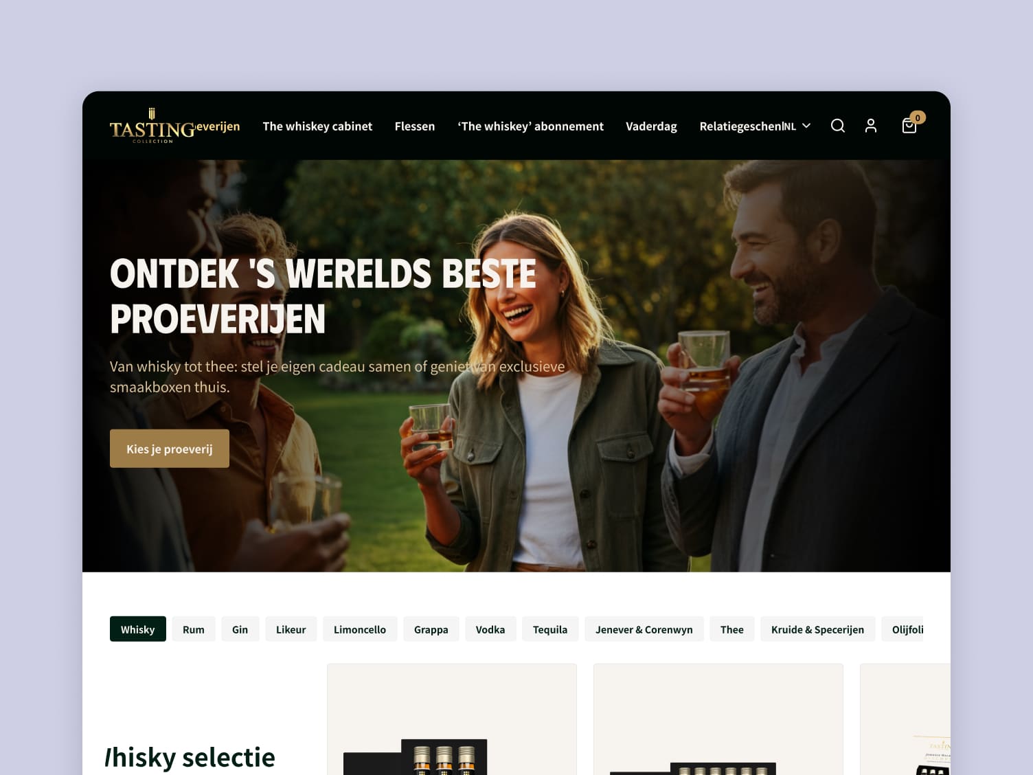 Drie lachende volwassenen buiten die whisky proeven met groene achtergrond.