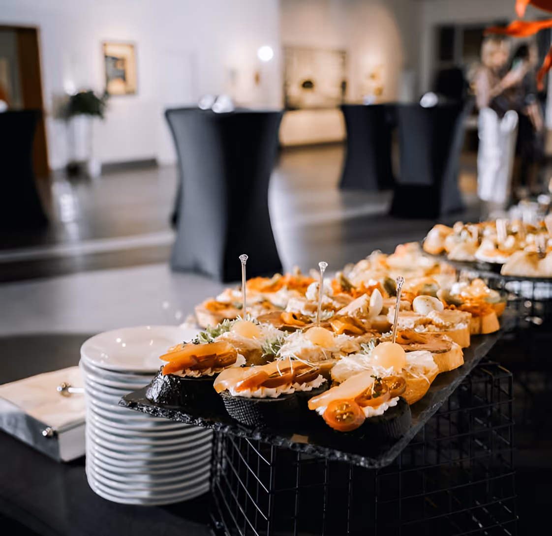Auswahl an frischen Salaten und gesunden Zutaten für Catering