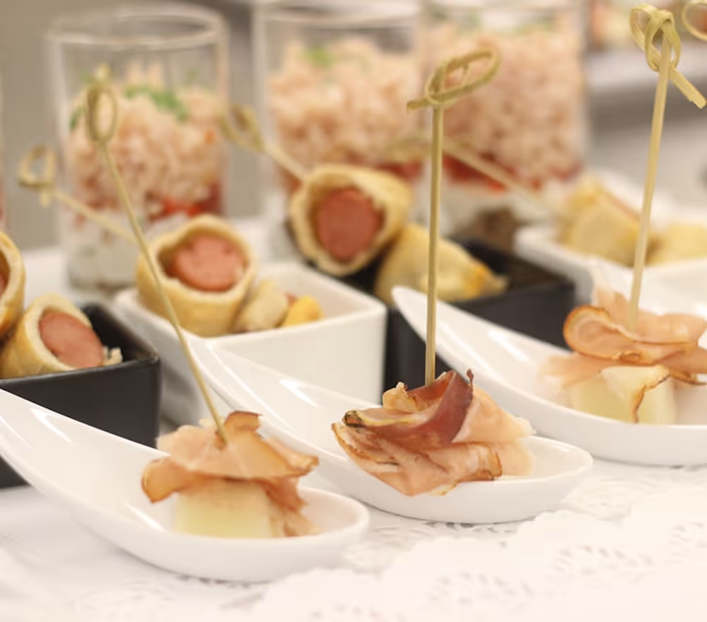 Auswahl an frischen Salaten und gesunden Zutaten für Catering