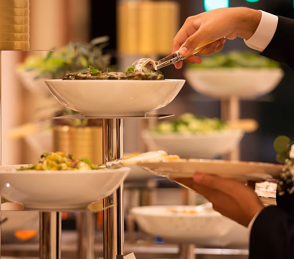 Auswahl an frischen Salaten und gesunden Zutaten für Catering