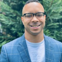 Review avatar picture of male person