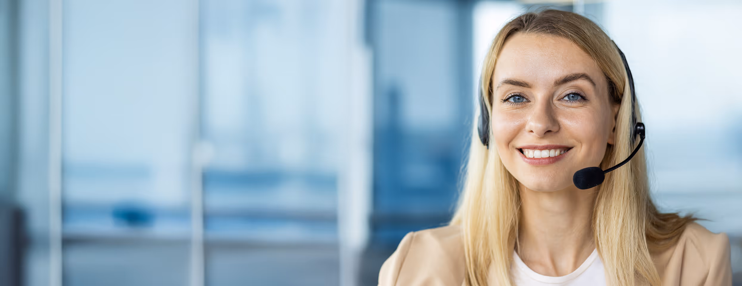 Lächelnde blonde Frau im Büro mit Headset, Kundendienst oder Telefonsupport.