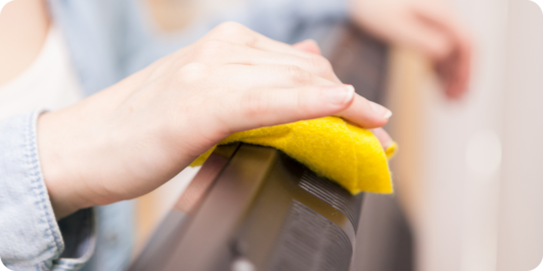 Pölyjä pyyhitään television päältä.