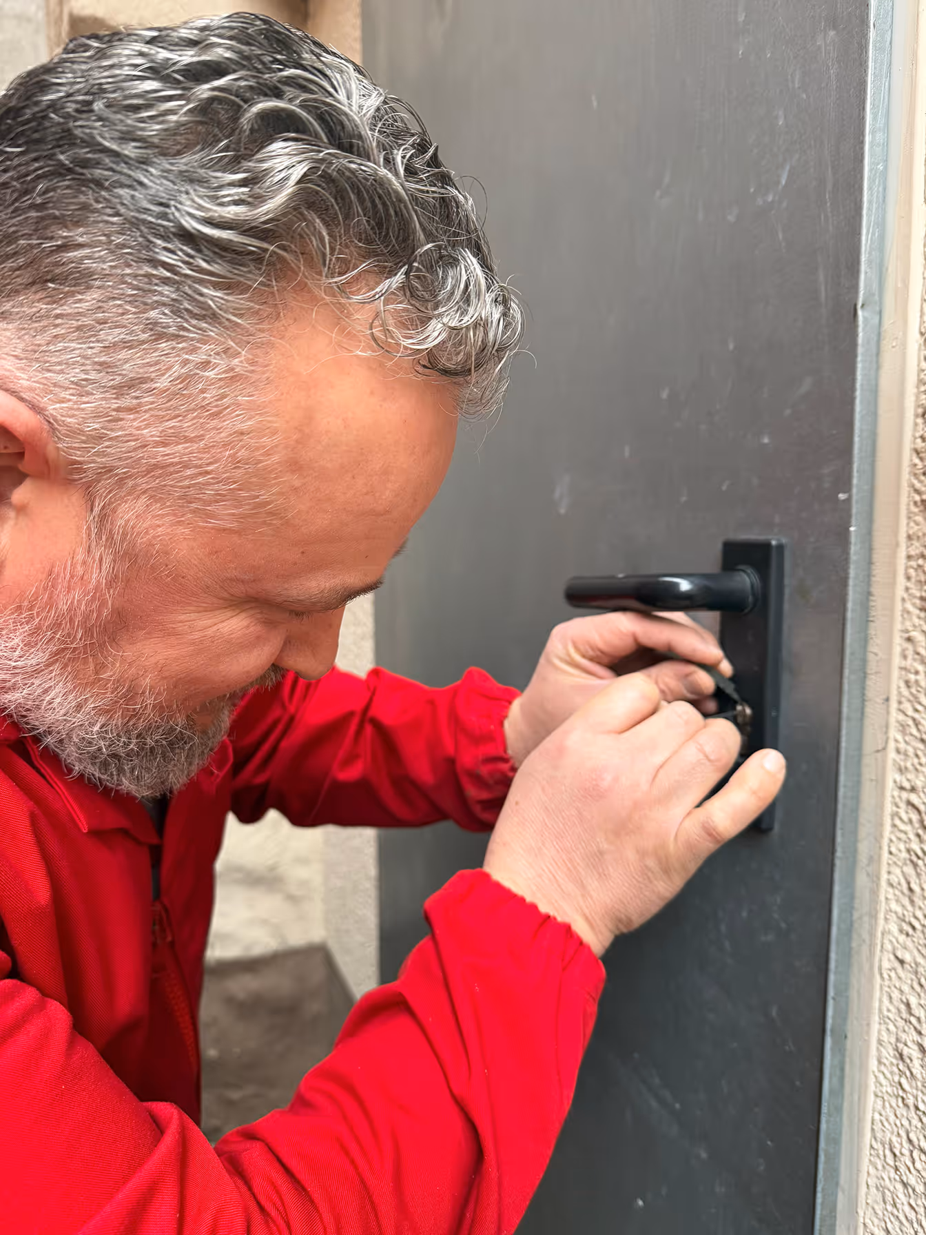 Schlüsseldienst öffnet Tür in Heppenheim