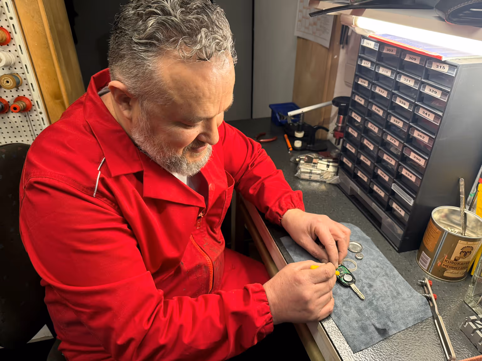 Schlüsseldienst tauscht die Batterie eines Autoschlüssels