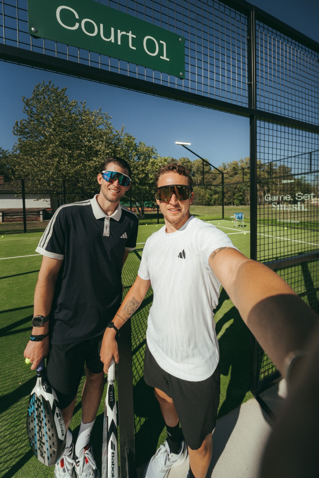 Dominic Thiem und Spielpartner auf dem smash Court