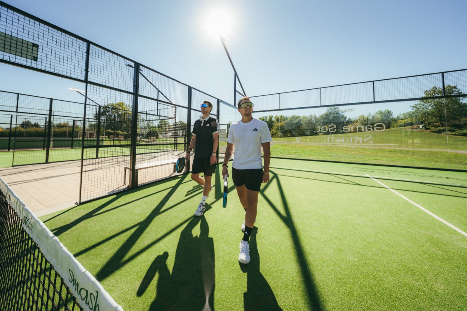 Dominic Thiem und Spielpartner betreten den Court