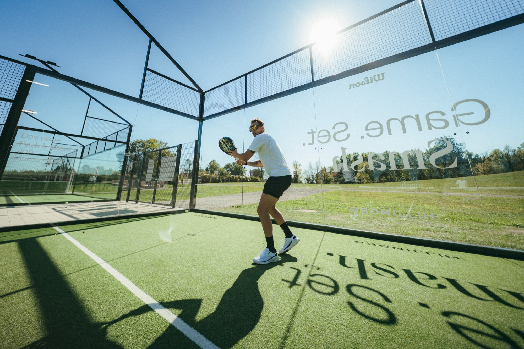 Dominic Thiem spielt Padel auf einem smash Court