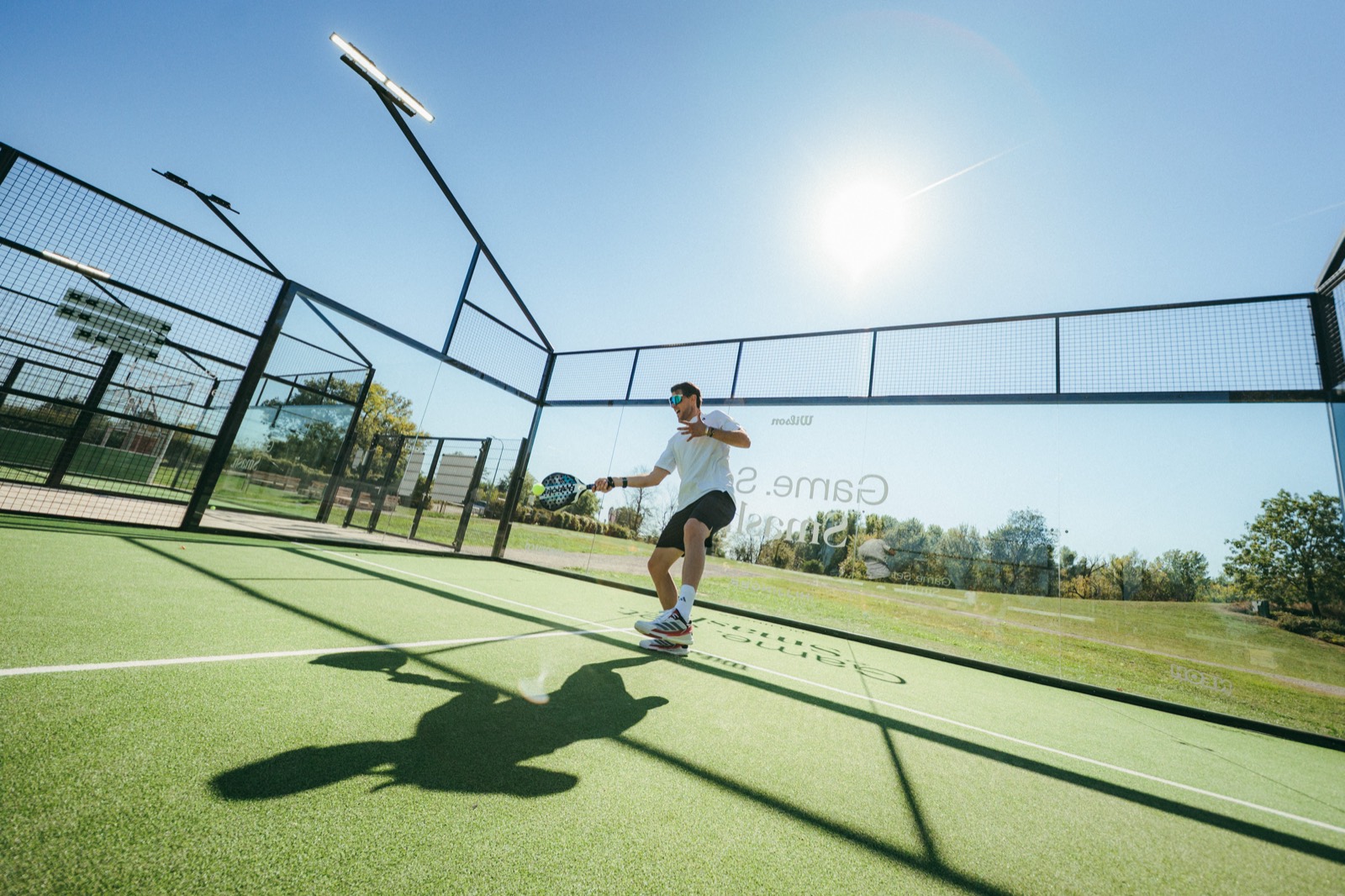 Dominic Thiem beim Volley auf dem smash Court