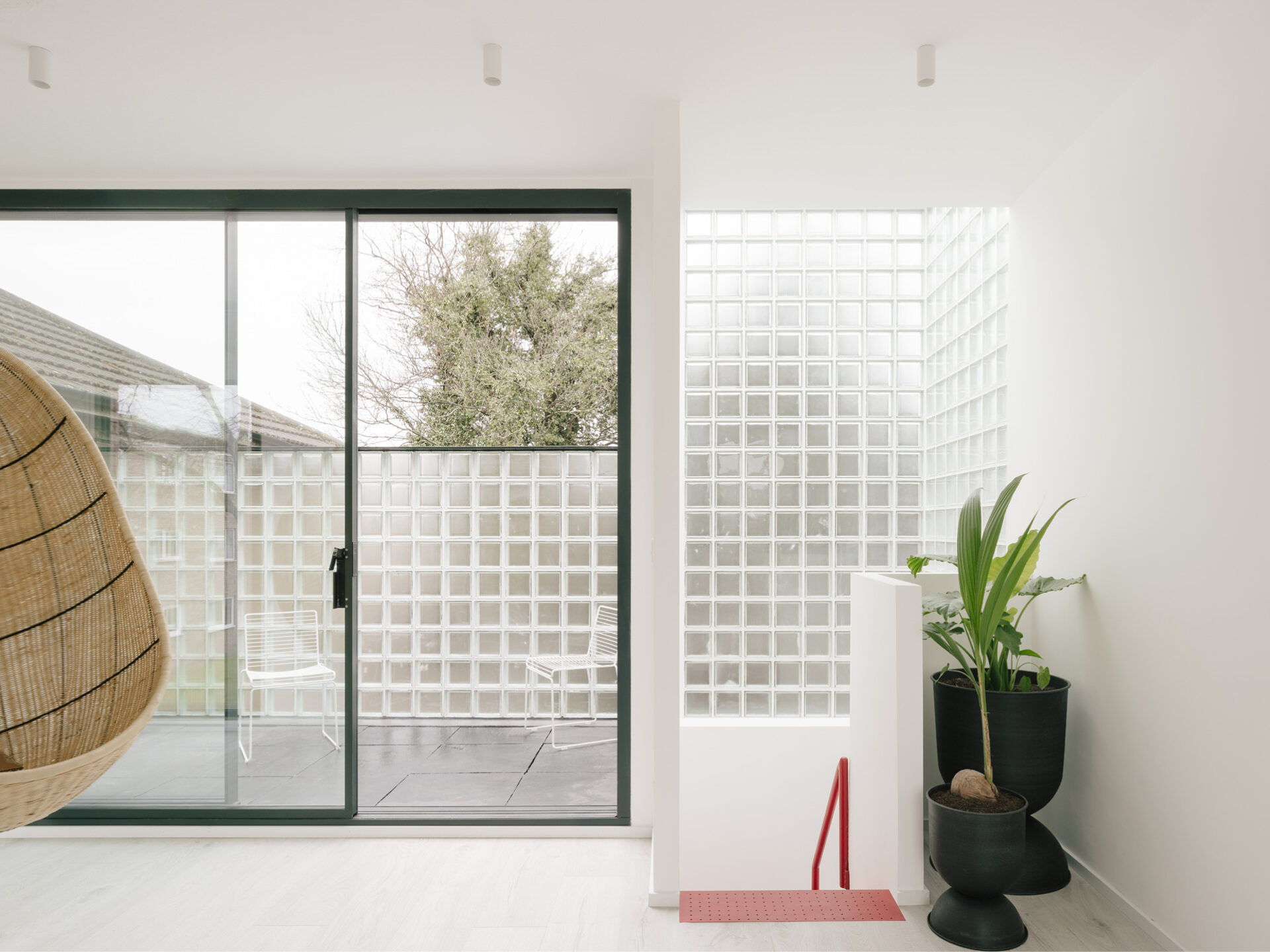 GLASS BRICK EFFECT | Enhancing natural light, privacy, and the fluid indoor-outdoor experience.