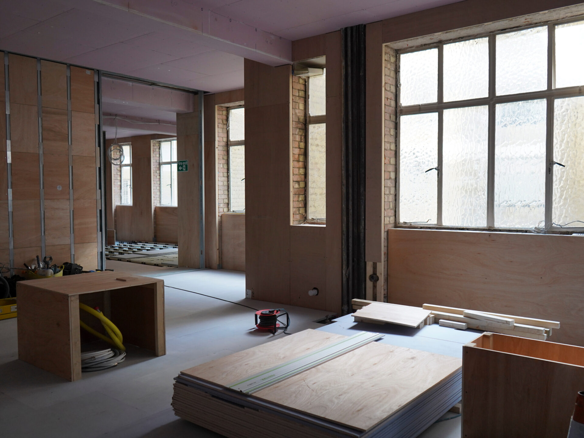 TAILORED DETAILS | Bespoke joinery, integrated lighting, and layered finishes create a refined and cohesive interior language.