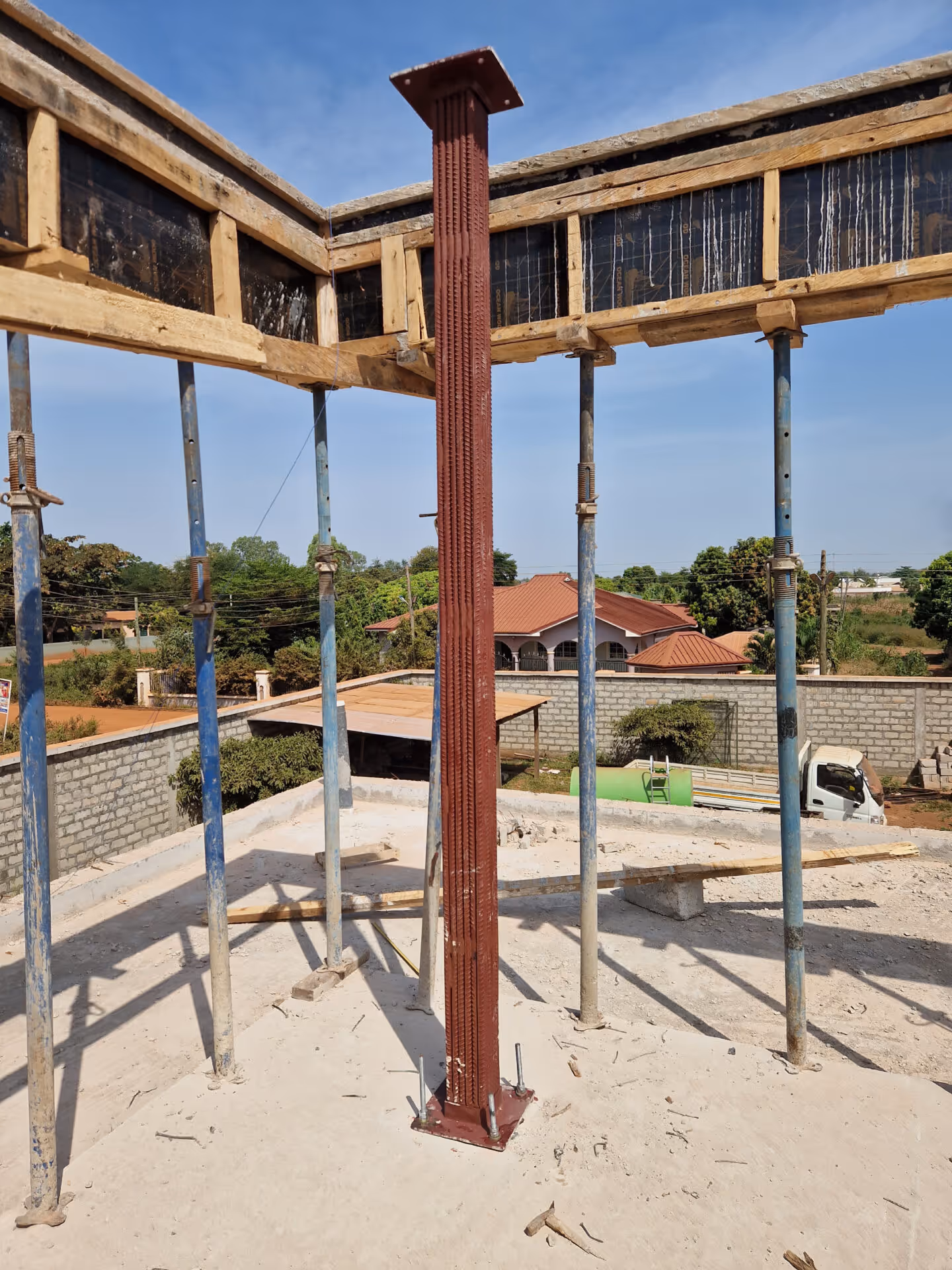STRUCTURAL DETAIL | On-site view of exposed steel column installation during construction.