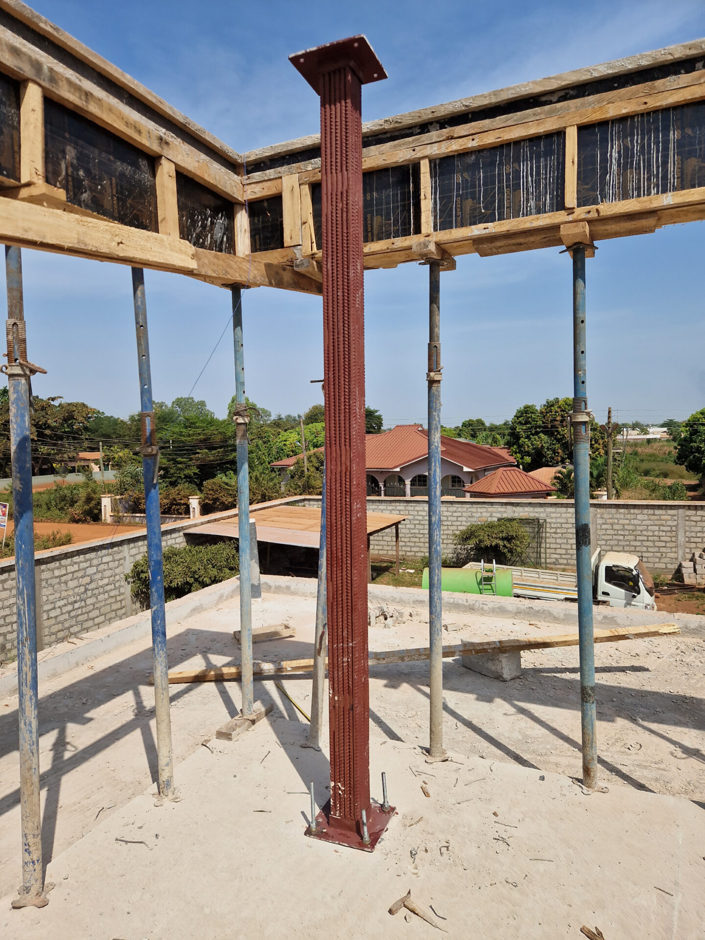 STRUCTURAL DETAIL | On-site view of exposed steel column installation during construction.