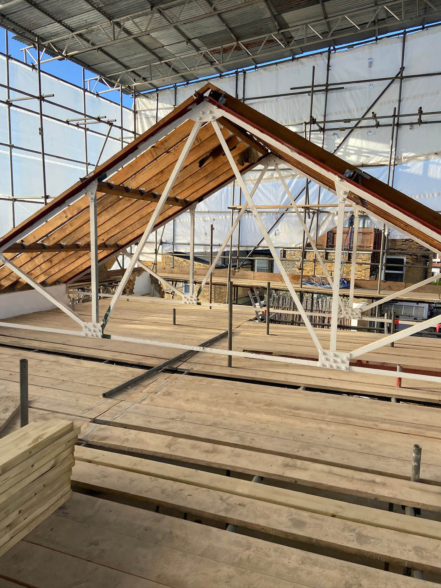 ROOF TRUSS RESTORATION | High ceilings accentuate the volume of the space, enhancing its sense of openness and light.