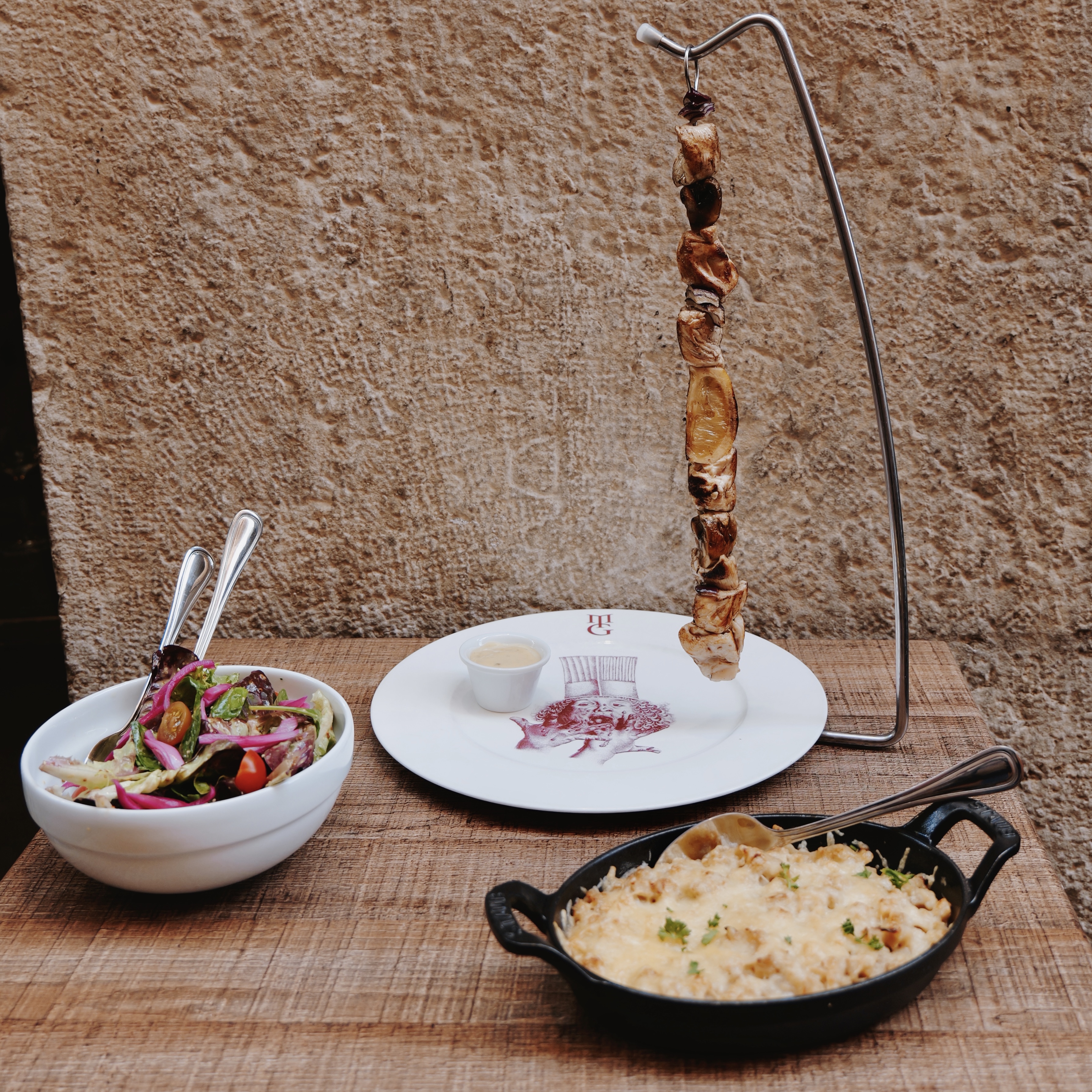 Pique de viande suspendue et gratin servis au restaurant savoyard Le Pique Assiette, Vieux Lyon