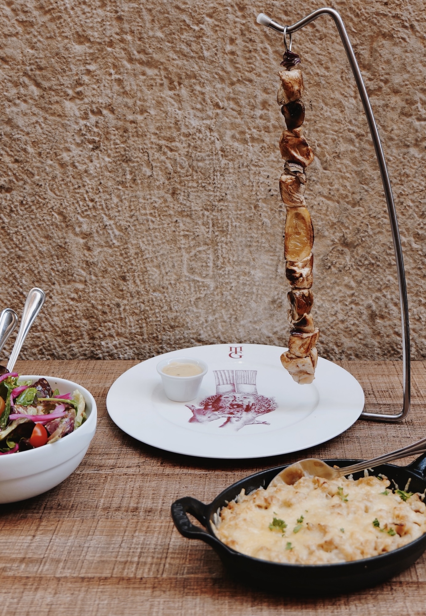 Pique de viande suspendue servie au restaurant savoyard Le Pique Assiette, Vieux Lyon