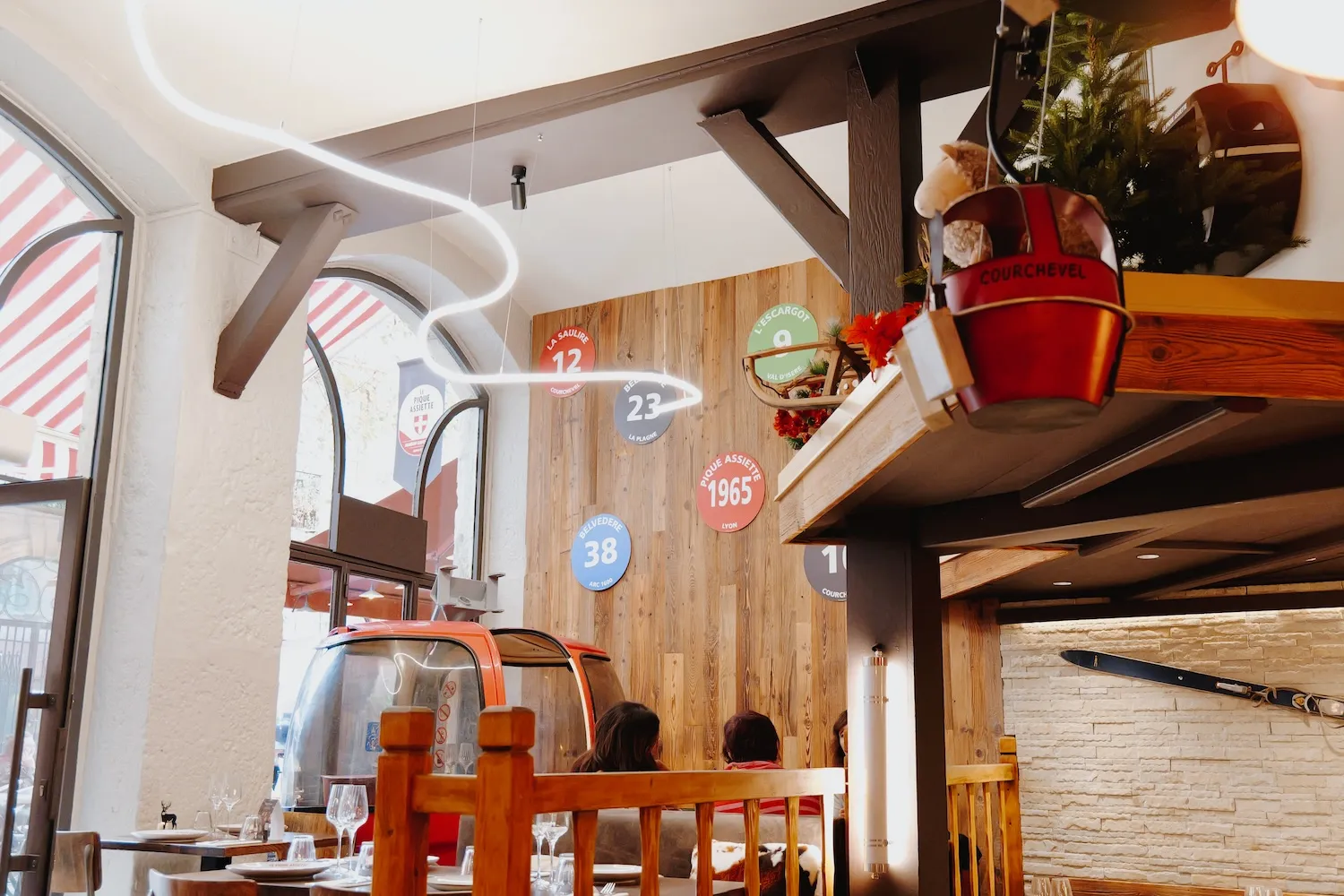 Salle télécabine et panneaux de pistes au restaurant savoyard Le Pique Assiette, Vieux Lyon