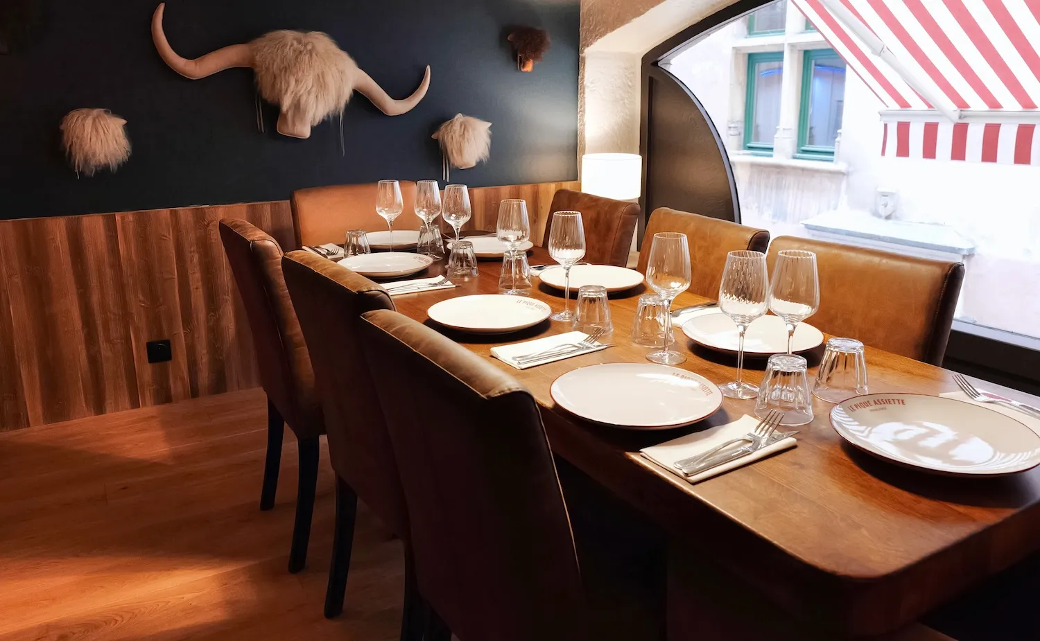 Grande table dressée pour un groupe au restaurant savoyard Le Pique Assiette, Vieux Lyon