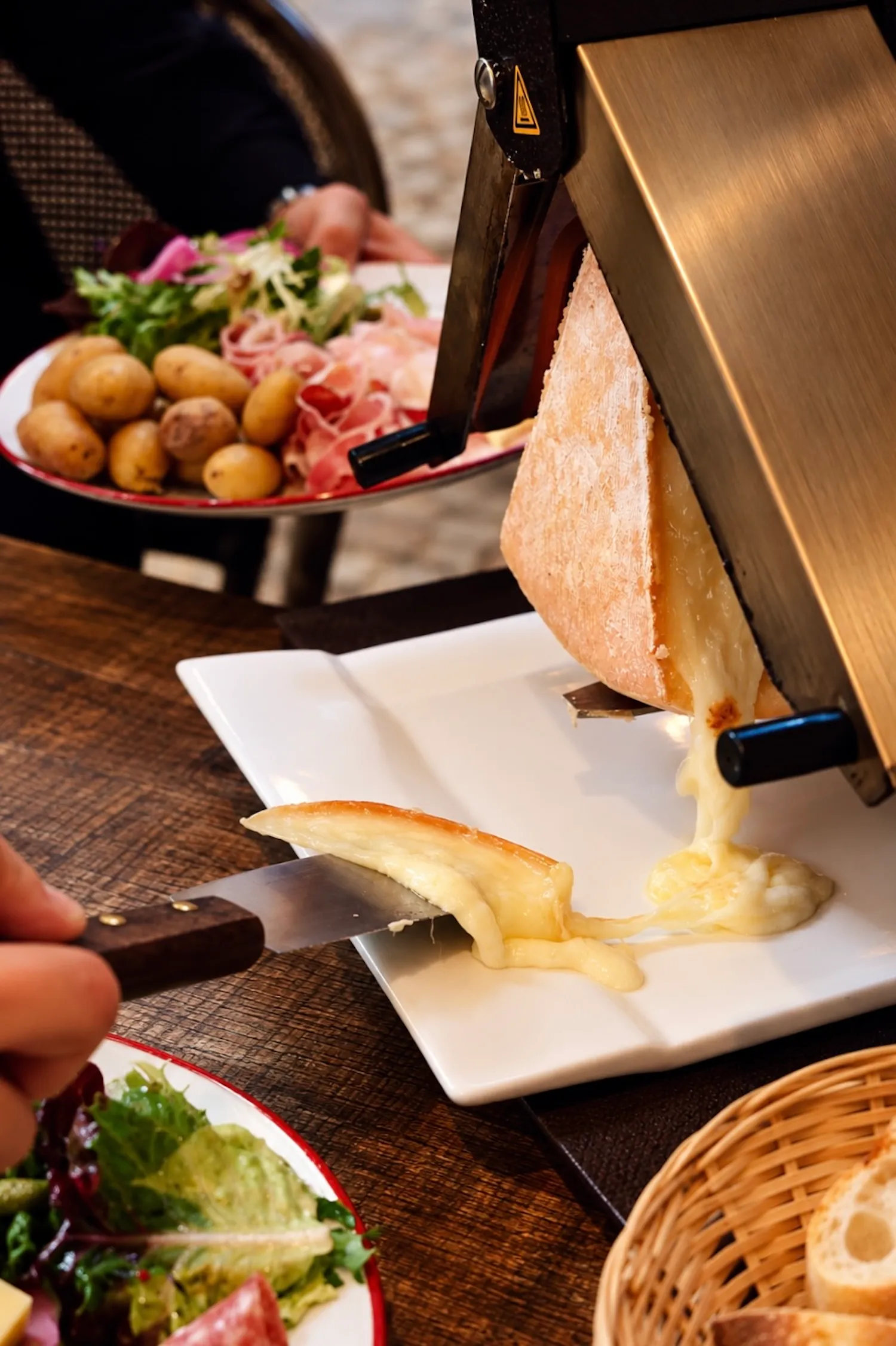 Raclette au fromage fondu servie à la meule au Pique Assiette, Vieux Lyon
