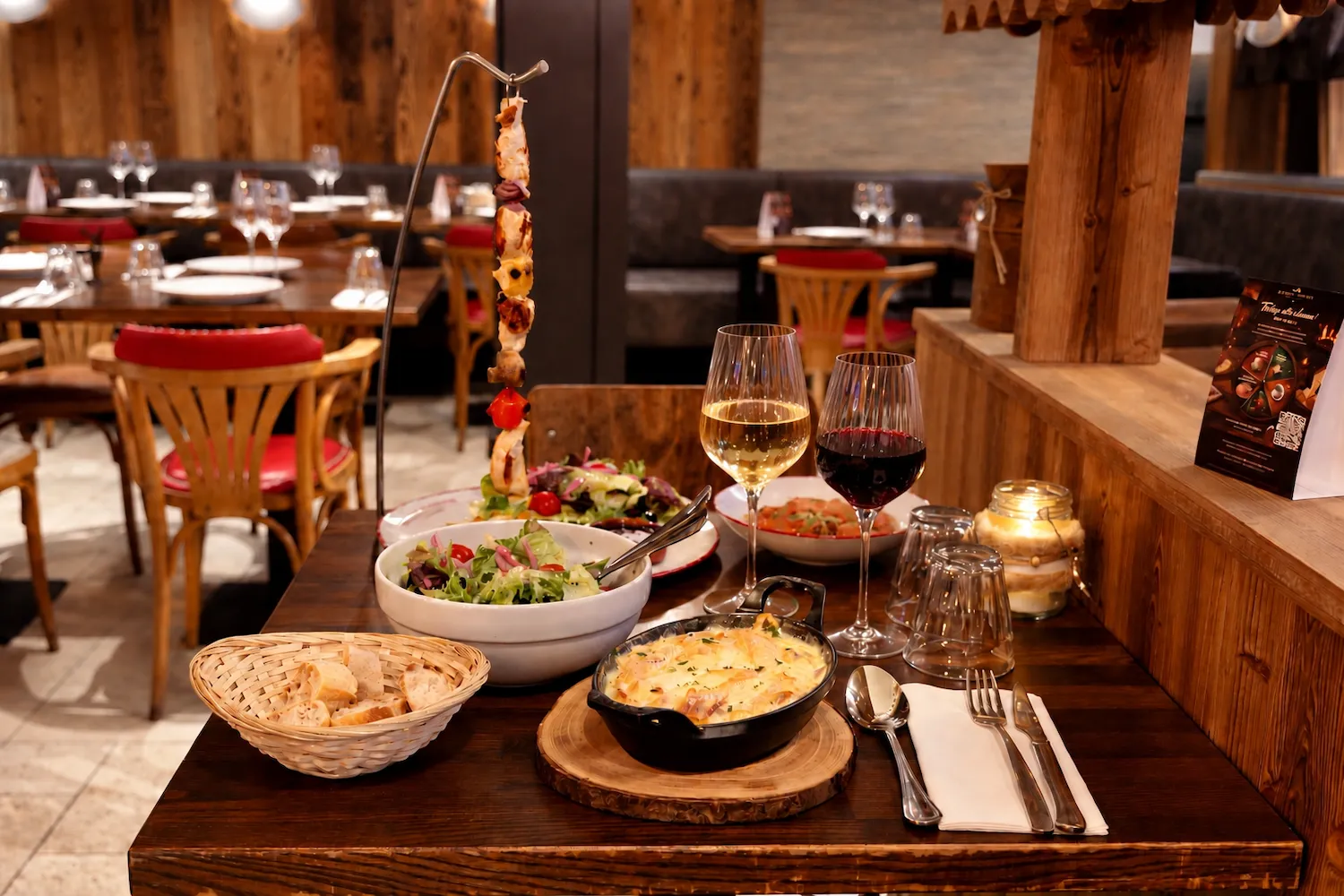 Piques de viande servies à table au Pique Assiette, Vieux Lyon