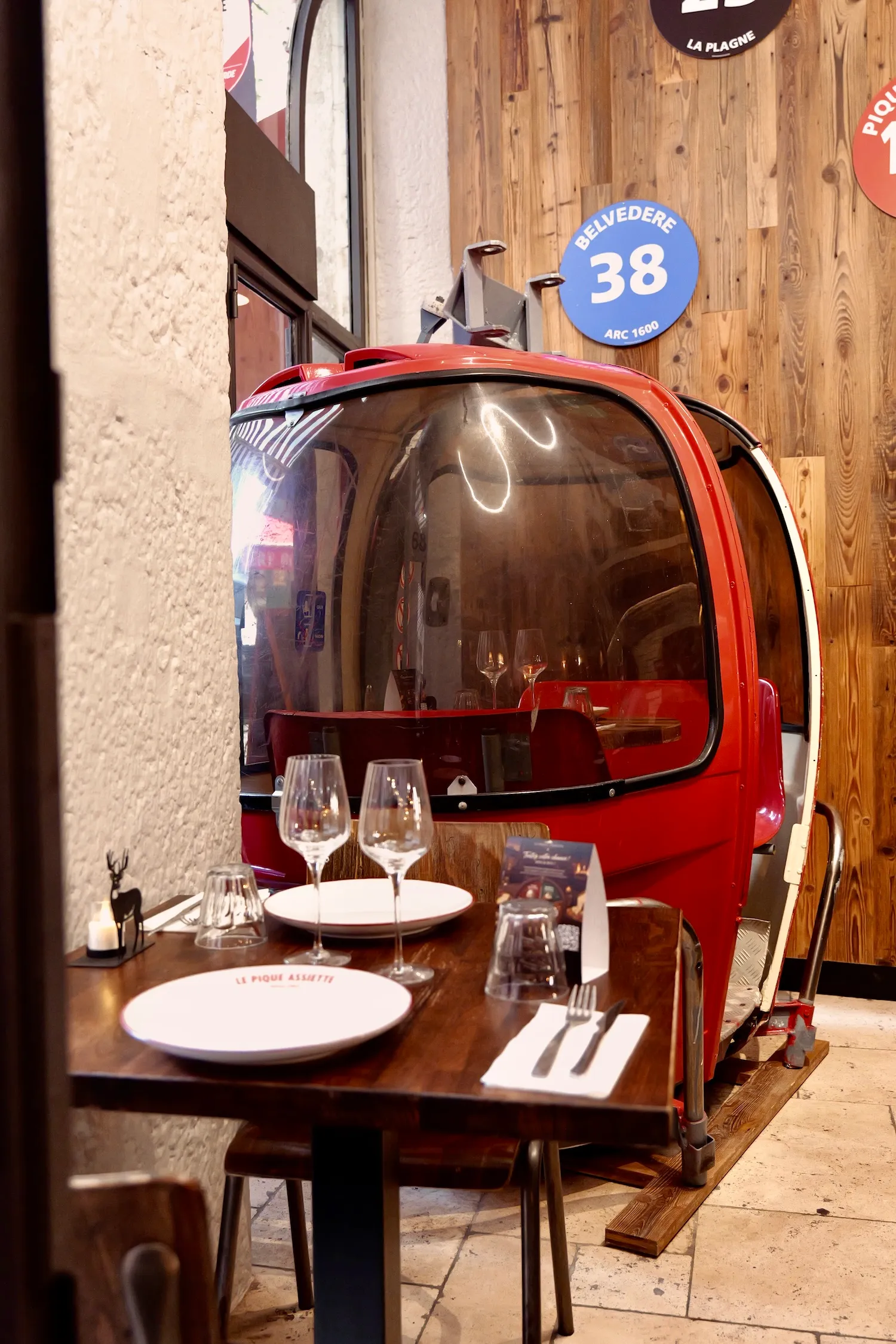 Cabine de télécabine rouge transformée en coin repas au restaurant Le Pique Assiette, Vieux Lyon
