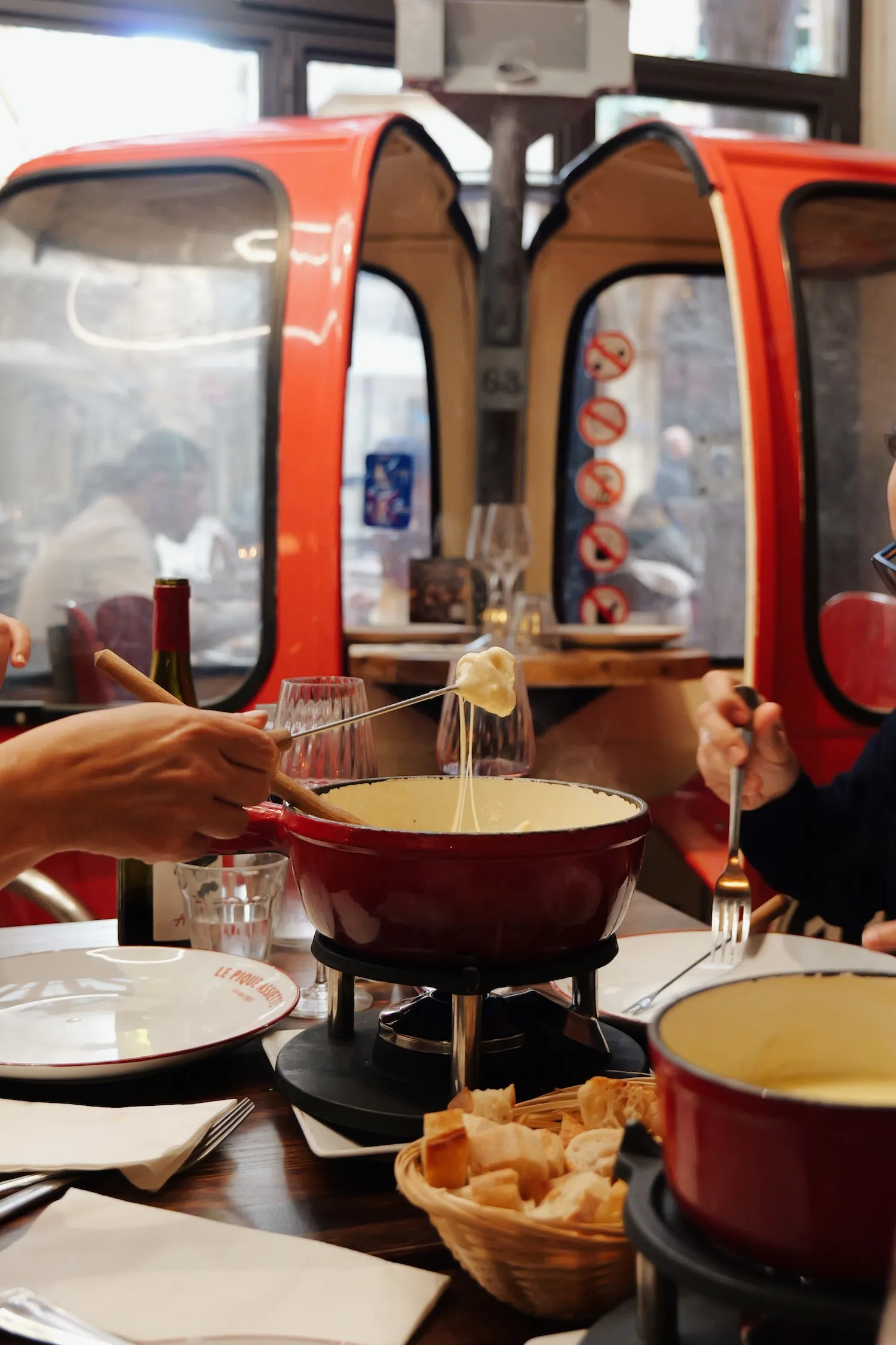 Fondue savoyarde à partager dans une cabine rouge de téléphérique, Le Pique Assiette, Vieux Lyon