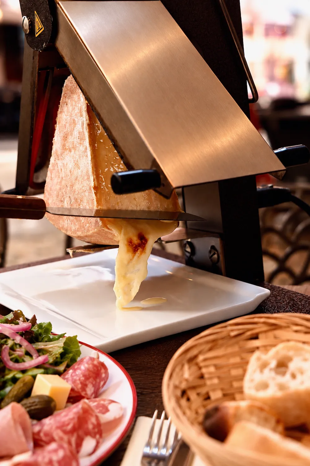 Raclette traditionnelle, fromage fondu au Pique Assiette, Vieux Lyon