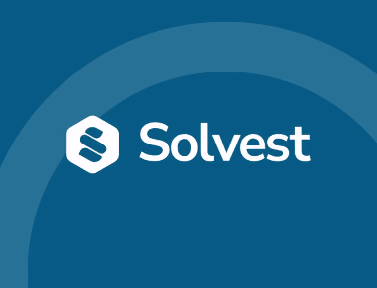 Logo de Solvest avec un symbole hexagonal blanc sur fond bleu.