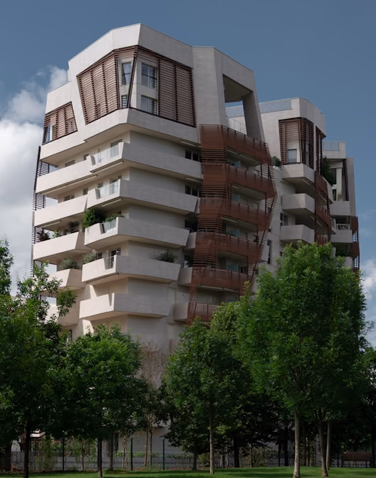 Bâtiment moderne avec balcons en saillie et panneaux en bois, entouré d'arbres verts.