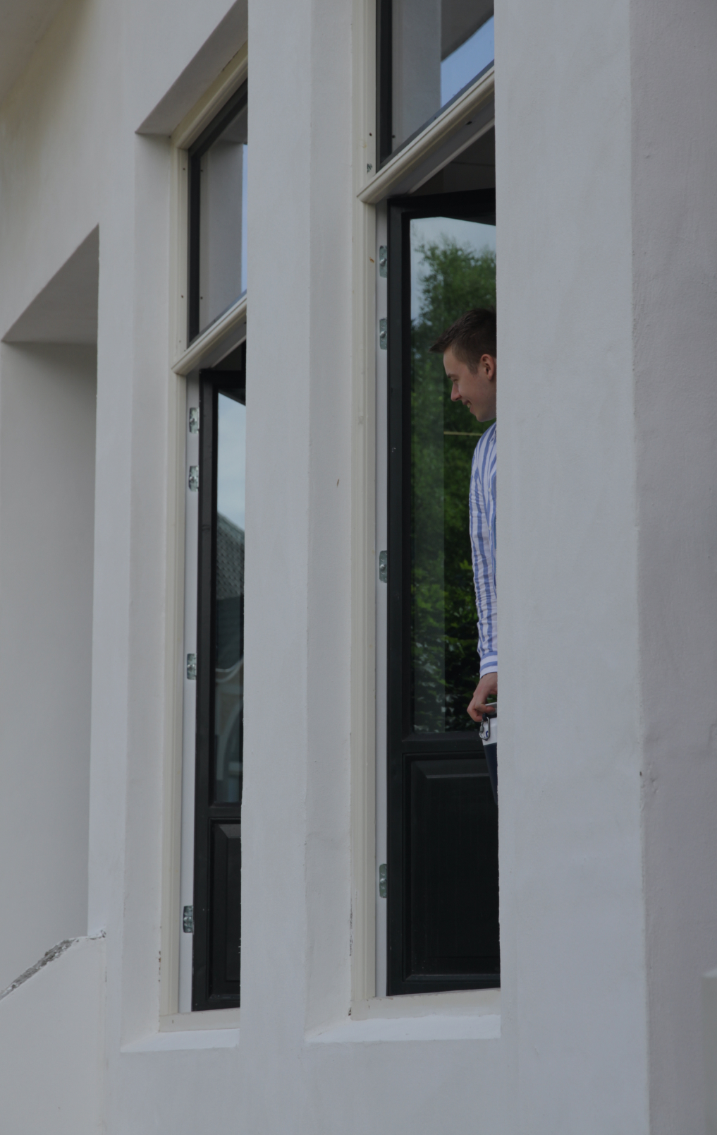 Een collega van Siip begroet een bezoeker bij de entree