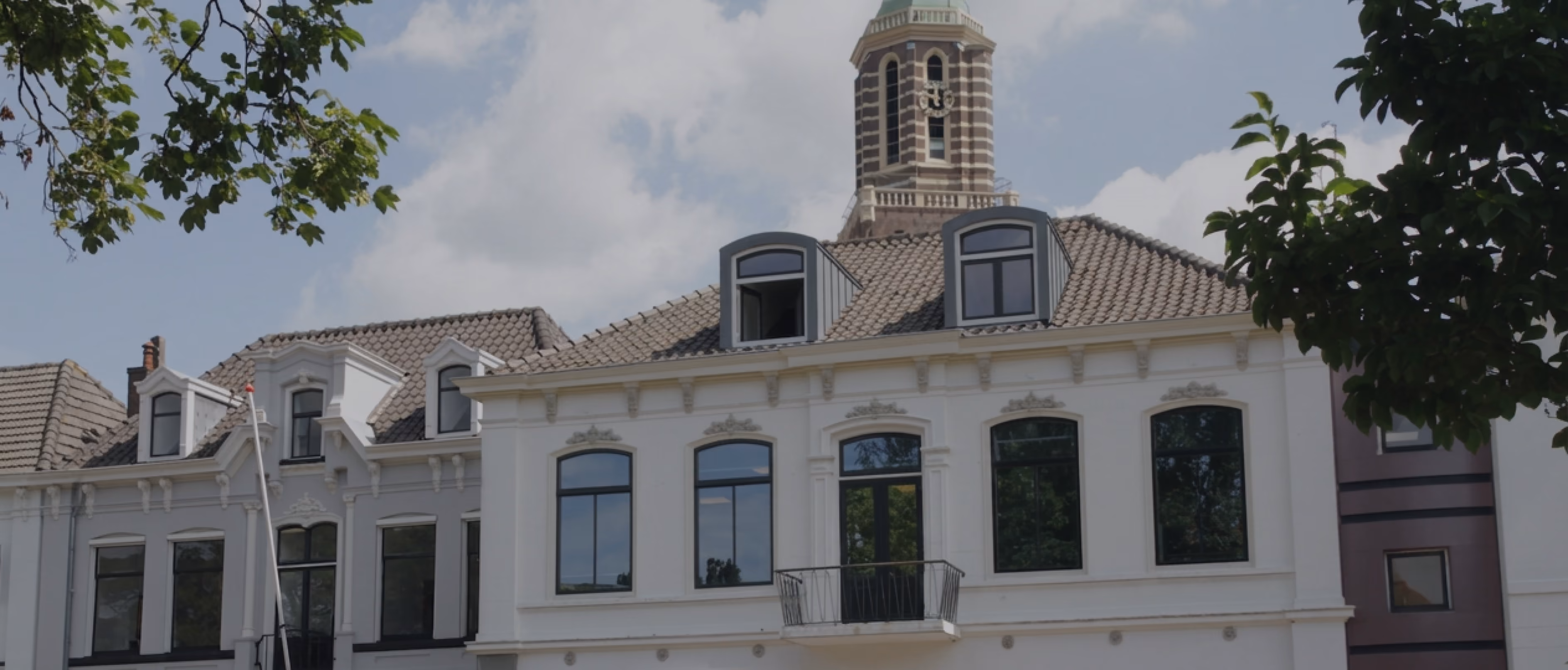 Het kantoor van Siip met de Peperbus op de achtergrond