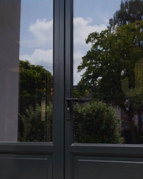 Doorkijk naar buiten vanuit het kantoor van Siip