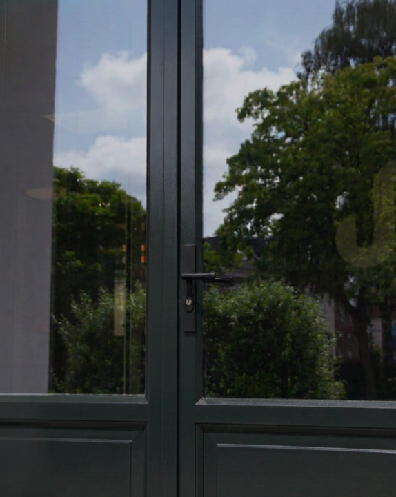 Doorkijk naar buiten vanuit het kantoor van Siip