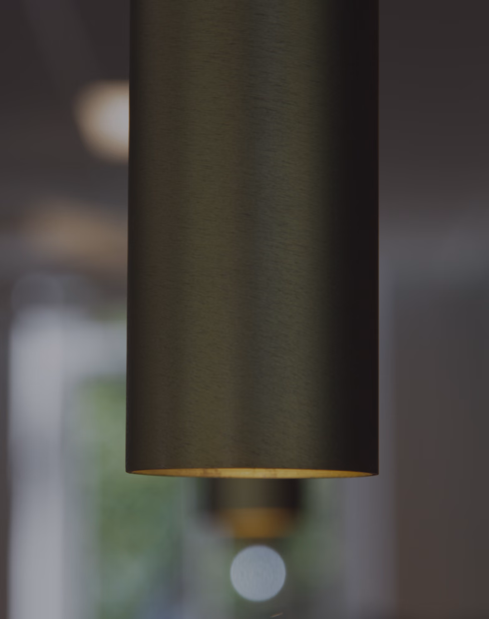 Close-up van een hanglamp met zachte scherpe focus op de achtergrond.