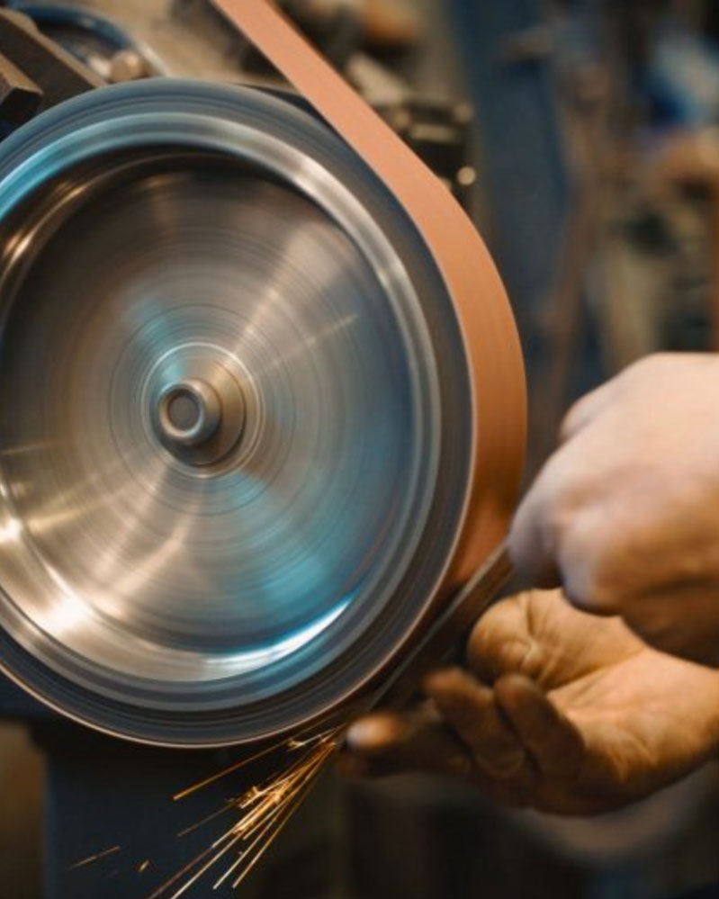 Sanding or grinding on a sanding belt machine