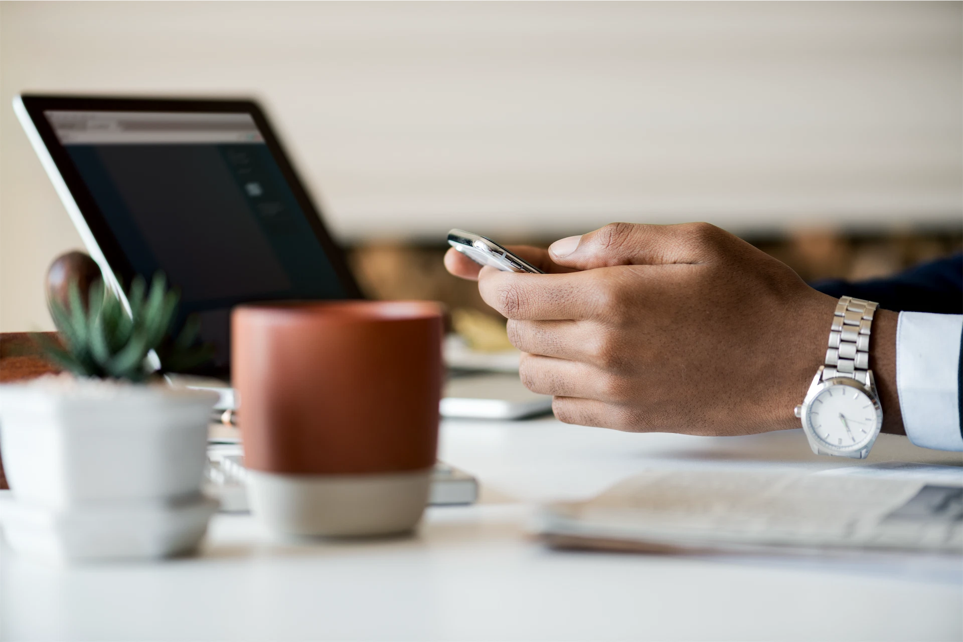Nedre hjørne af en bygning mod en klar blå himmel.