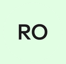 Sort tekst 'RO' på en lys grøn baggrund.