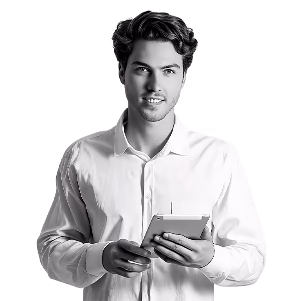 Hombre joven con camisa blanca sosteniendo una tableta y mirando hacia adelante con una leve sonrisa.