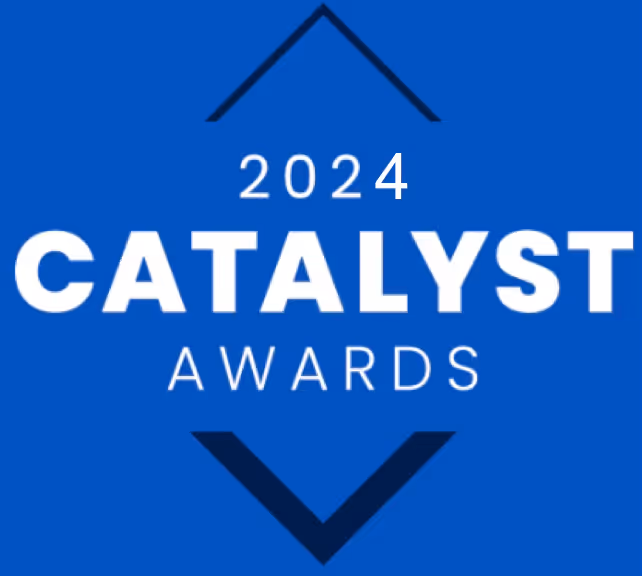 Logotipo de los Premios Catalyst 2024 en fondo azul con texto blanco y un diseño de triángulos arriba y abajo.