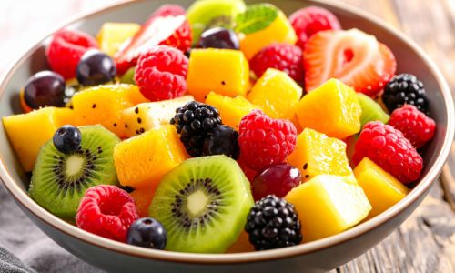 A plate of fruits to indicate fruits dogs can eat