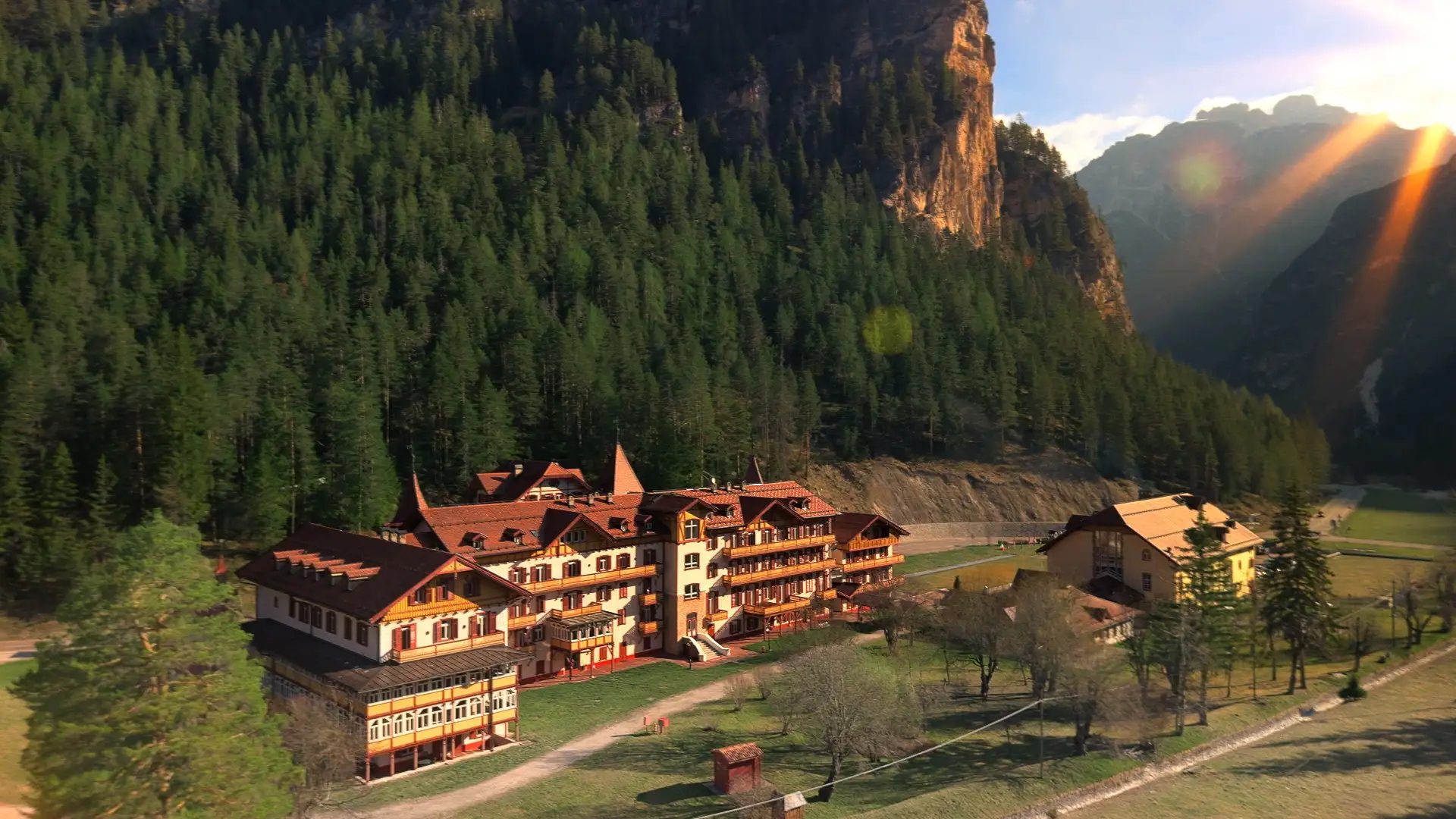 Ripresa drone resort nel bosco Alta Pusteria Alto Adige