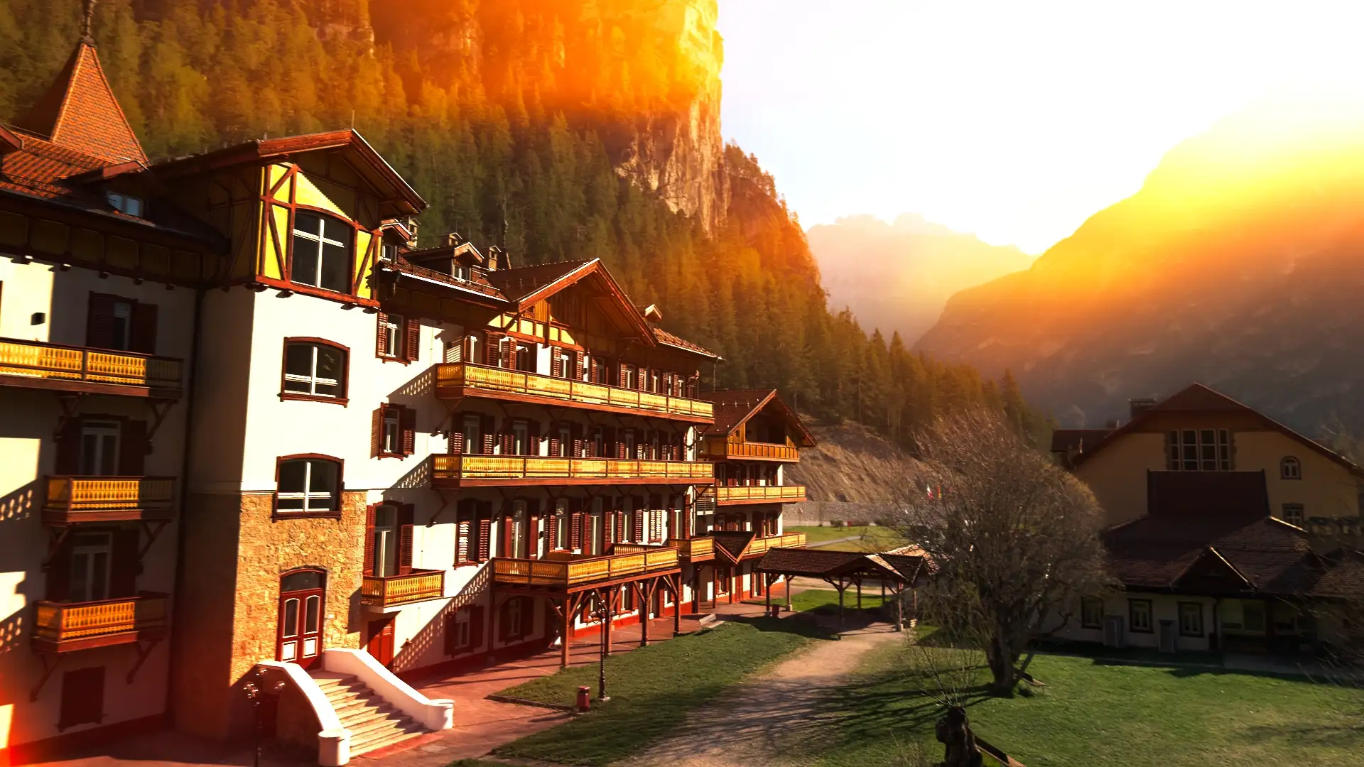 Golden hour Dolomiti di Sesto drone ripresa aerea Dobbiaco
