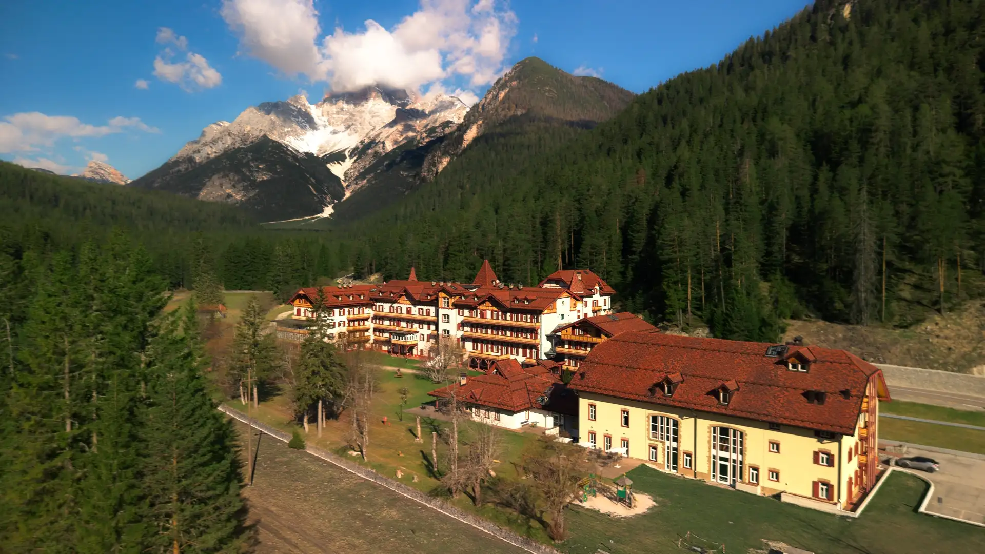 Golden hour Dolomiti di Sesto tramonto drone Dobbiaco