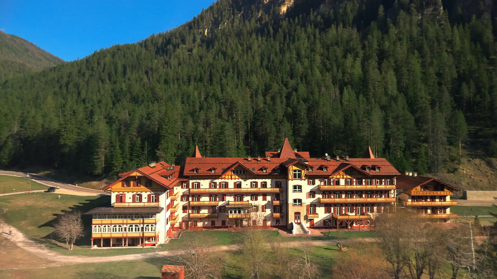 Facciata Villaggio Ploner Dobbiaco vista drone primavera neve