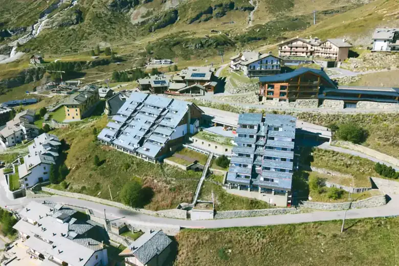 Residence a Breuil-Cervinia in una foto aerea con drone