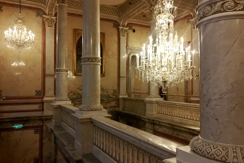 Galleria con lampadari di un hotel storico ripresa con drone in interni
